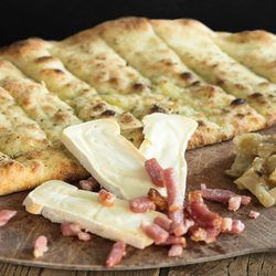 Basilic & Co Suresnes - Focaccia Reblochon de Savoie AOP, fondue d'oignons, lardons fumés