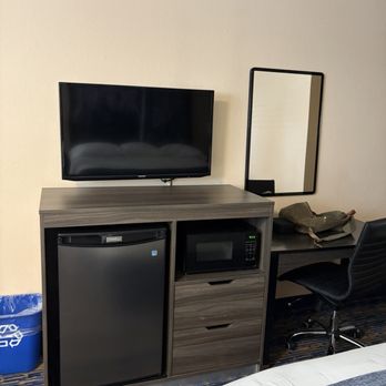 Super 8 by Wyndham Lindsay Olive Tree - Microwave, fridge, and a tv that shows March Madness - Hotels Near Me - Lindsay, California Super 8 by Wyndham Lindsay Olive Tree - Microwave, fridge, and a tv that shows March Madness - Hotels Near Me - Lindsay, California