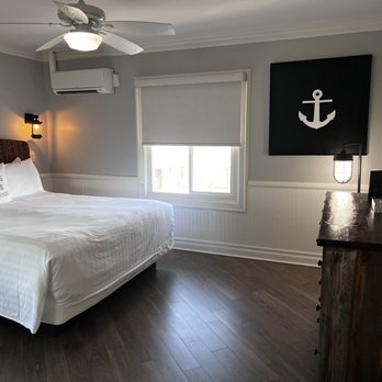 Newport Beach Hotel - Lots of room in this bedroom. - Hotels Near Me - Newport Beach, California