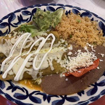 Mi Tierra Cafe & Bakery - Enchiladas Verdes - Mexican Near Me - San Antonio, Texas