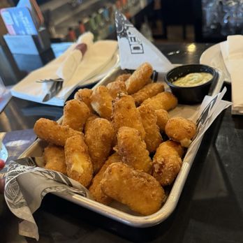 Derailed Taphouse - Gouda Mac & cheese bites - American Near Me - East Stroudsburg, Pennsylvania