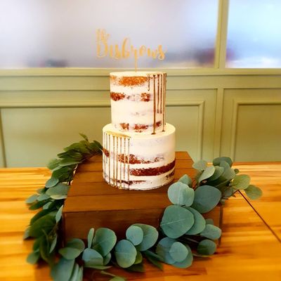 Custom Cakes - Cakes too pretty to eat, but too delicious to not! Let's talk about the PERFECT cake for your event! Give us a call at least a week in advance to place your order!