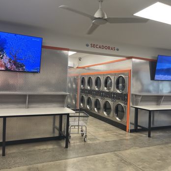 Jackson Lavanderia - Folding area & tv - Laundromat Near Me - Indio, California
