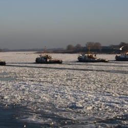 Eisbrecher auf der Elbe - Hier fährt die Formation Richtung Staustufe Geesthacht