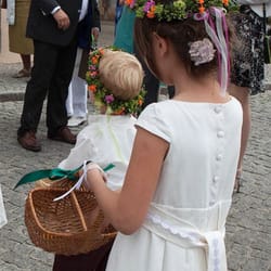 Die kleine Blumenwerkstatt - Da möchte man nochmal Blumenkind sein... (Foto: Marcus Bläsing, Kleid: Femkit)