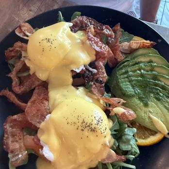 Sunny Eggs - Eggs, Benedict With bacon and avocado Accompanied with fresh tomato and arugula - Juice Bars & Smoothies Near Me - Key West, Florida Sunny Eggs - Eggs, Benedict With bacon and avocado Accompanied with fresh tomato and arugula - Juice Bars & Smoothies Near Me - Key West, Florida