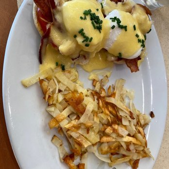 Egg N' Joe - Eggs Benedict with crab and bacon - American Near Me - Gilbert, Arizona