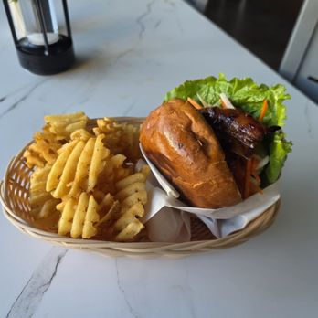 K St Kitchen and Bar - Grilled chicken burger - Vietnamese Near Me - Sacramento, California