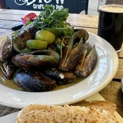 Brew Craft Beer Pub - Muscles