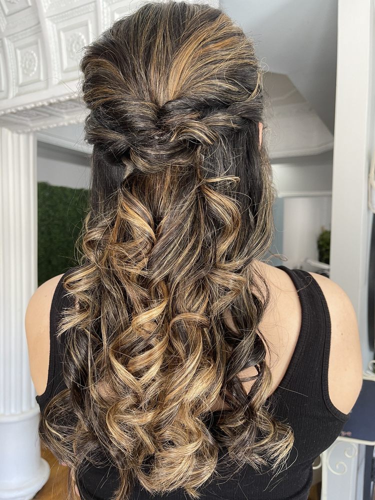 Dolled Up Salon & Blow Out Bar Logo