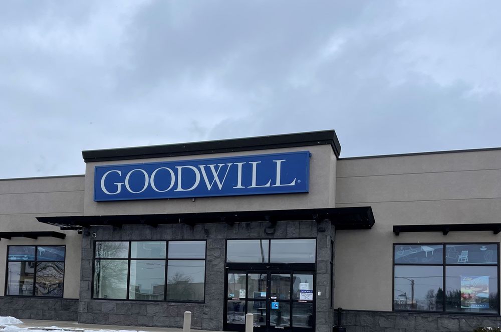 GOODWILL STORE Updated October 2024 16 Photos & 11 Reviews 1201 7th Street So, Great Falls