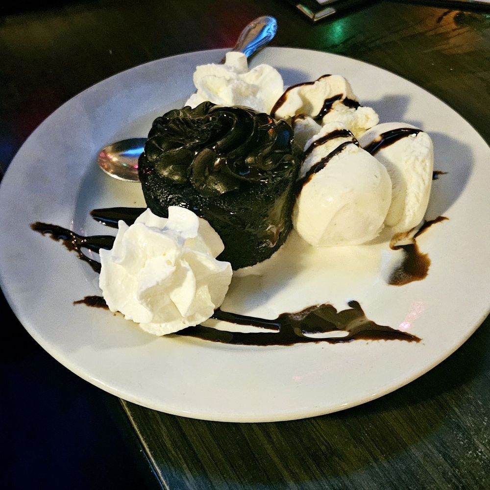 Benny the Bum's - Chocolate Lava Cake - American Near Me - Philadelphia, Pennsylvania
