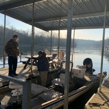 Anglers Advantage - Loading the boat. Captain Steve in blue jacket. - Fishing Near Me - Branson, Missouri