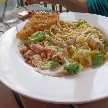 Foundation Tavern - Chicken Alfredo Fettuccine with garlic bread - New American Near Me - Wescosville, Pennsylvania Foundation Tavern - Chicken Alfredo Fettuccine with garlic bread - New American Near Me - Wescosville, Pennsylvania