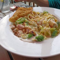 Chicken Alfredo Fettuccine with garlic bread