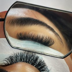 The Beauty Standard - Light volume lashes
