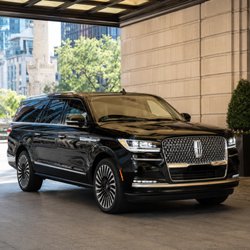 LimoRSVP - Black Lincoln Navigator for professional chauffeured transportation in downtown Chicago.
