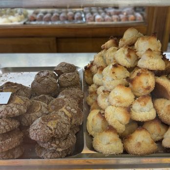 La Colmena - Macarons - Bakeries Near Me - Barcelona, B