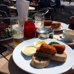 Mads - Goed terras in de zon voor bier en een lekker broodje Holtkamp garnalen