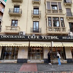 Café Fútbol - 这是店面，第一天我们坐在里面，第二天坐在广场里搭起来的帐篷里。这是从帐篷的角度照的