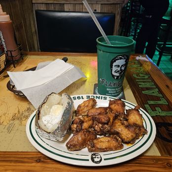 Flanigan's - Pompano Beach - Wings and baked potato lunch special, root beer soda - American Near Me - Pompano Beach, Florida