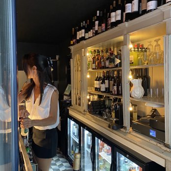 Da Noi - Bar, offering drinks inside the restaurant and through the window that leads to the sidewalk. - Restaurants Near Me - Lisbon, 11