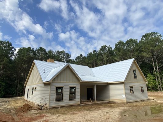 H And R Roofing Logo