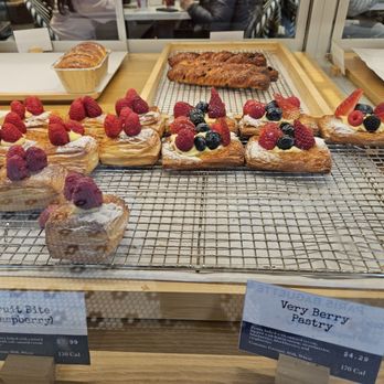 Paris Baguette - Bakeries Near Me - Montrose, California