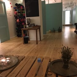 Hot Yoga Copenhagen - Loungeområdet hos det hyggelige hot yoga studie midt i København. Dejlig central beliggenhed og hyggelig atmosfære.
