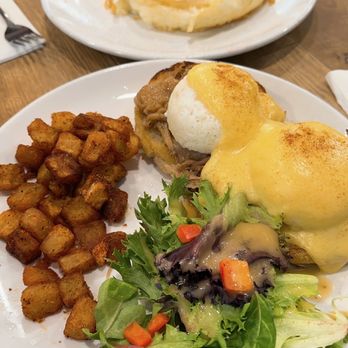 Aloha Kitchen - Eggs Benedict - Breakfast & Brunch Near Me - Honolulu, Hawaii