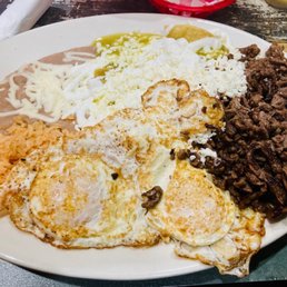 Chilaquiles platter with steak ("chilakiles")