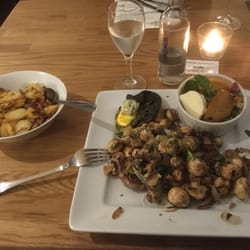 Am Posthorn - Rumpsteak (unten drunter) mit Champignons und Zwiebeln sowie einem kleinen Beilagensalat. Dazu Bratkartoffeln aus Pellkartoffeln