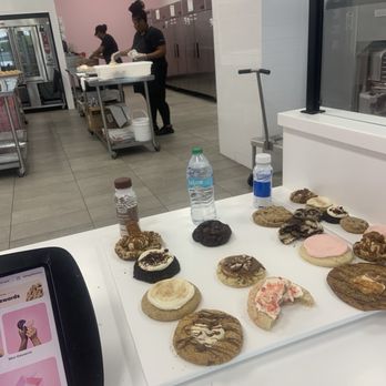 Crumbl - Northlake - Bakeries Near Me - Palm Beach Gardens, Florida