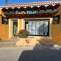 Arpe Villas - Fotos de fachada, con los logos de la empresa de construcción