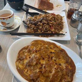 Little Ring Cafe - Curry chicken on rice  Satay beef fried noodles French toast w/peanut butter - Hong Kong Style Cafe Near Me - Markham, Ontario