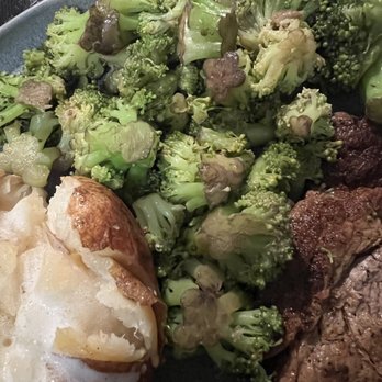 Outback Steakhouse - Disgusting Brown broccoli - Steakhouses Near Me - Deerfield Beach, Florida