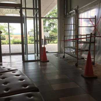 Hotel Mortagne - Entrance during renovation. - Hotels Near Me - Boucherville, Quebec Hotel Mortagne - Entrance during renovation. - Hotels Near Me - Boucherville, Quebec