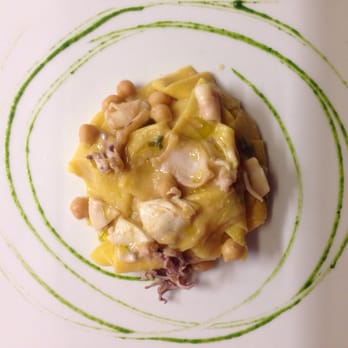 Olive a cena - maccheroncini calamaretti e ceci - Seafood Near Me - Viareggio, LU Olive a cena - maccheroncini calamaretti e ceci - Seafood Near Me - Viareggio, LU