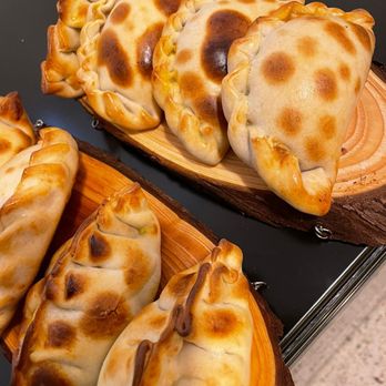 Che Boluu - Empanadas por docena varios sabores (carne, pollo, jamón y queso, árabes, espinaca, 4 quesos, chorizo) - Empanadas Near Me - Miami, Florida Che Boluu - Empanadas por docena varios sabores (carne, pollo, jamón y queso, árabes, espinaca, 4 quesos, chorizo) - Empanadas Near Me - Miami, Florida