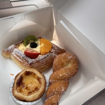 Paris Baguette - Fruit Pastry, Twisted Donut, and pastel de nata - Bakeries Near Me - Philadelphia, Pennsylvania Paris Baguette - Fruit Pastry, Twisted Donut, and pastel de nata - Bakeries Near Me - Philadelphia, Pennsylvania