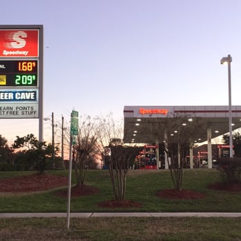Speedway - a gas station with a gas station sign in the foreground - Gas Stations Near Me - Jacksonville, Florida