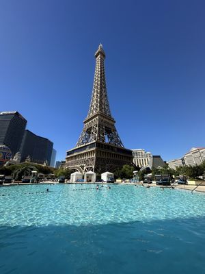 Pool a Paris by null
