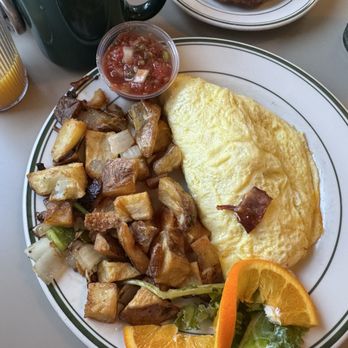 Del Monte Cafe - Bacon and cheese omelette - Breakfast & Brunch Near Me - San Luis Obispo, California