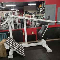 Ironworks 24-7 Fitness - Pendulum squat machine