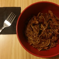 Yakisoba con pollo y verduritas