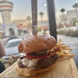 JJ Burgers & Salads - Bacon cheeseburger