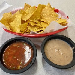 El Rincon - Chips with salsa and bean dip! Both were delish