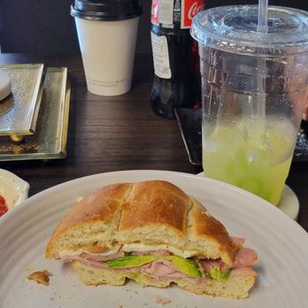 3 Caprichos Cafe - Torta special. - Cafes Near Me - Hawaiian Gardens, California