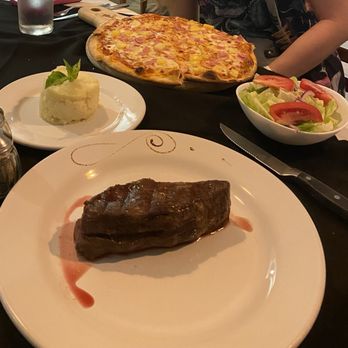 Rincón de Buenos Aires - Vacio Argentinian steak, mashed potatoes, side salad, and Hawaiian pizza. All very good. - Argentine Near Me - Puerto Vallarta, JAL Rincón de Buenos Aires - Vacio Argentinian steak, mashed potatoes, side salad, and Hawaiian pizza. All very good. - Argentine Near Me - Puerto Vallarta, JAL