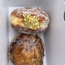 Pistachio and crème brûlée donuts Pistachio and crème brûlée donuts
